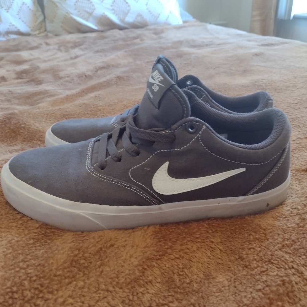 Men's Nike SB charge shoes